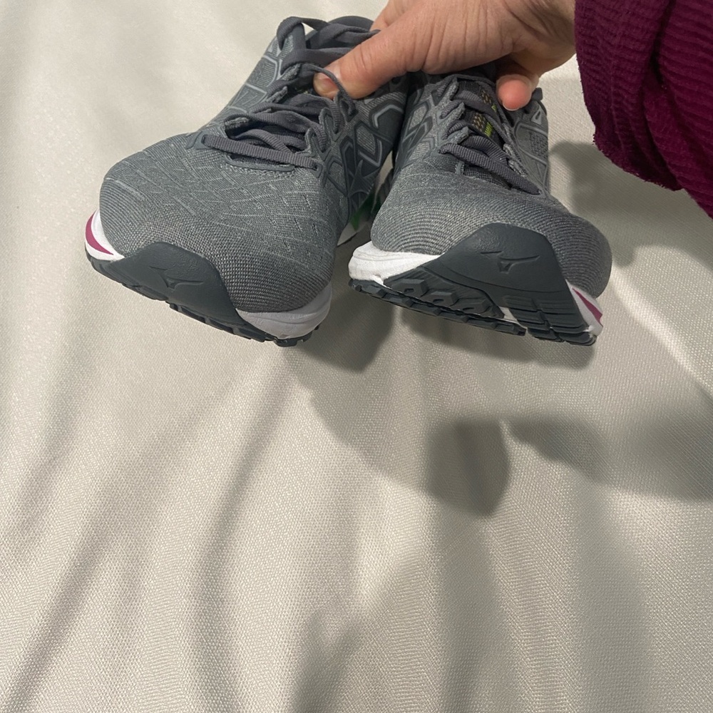Mizuno Women’s Running Shoes – Size 11.5 – Gray – Excellent Condition - Picture 5 of 10